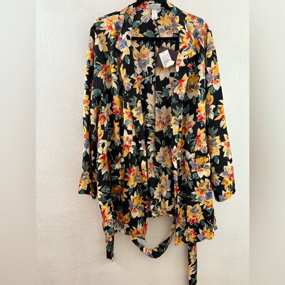 Ava & Viv Robe Plus size 2X Black with Multi Floral Designs. New with tags